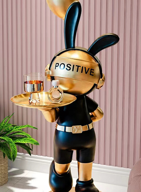 客厅沙发电视柜旁边公仔