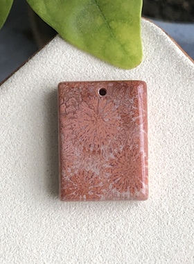 天然珊瑚玉牌子双面红色赞比大花精品小吊坠方牌项链自然光拍摄