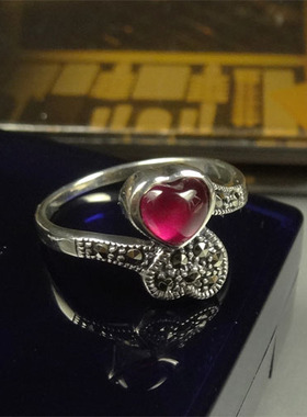 百搭复古镶嵌心形玫红色戒指