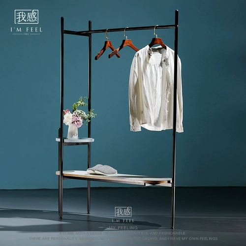 Северный железный мателл с полкой на пол спальни висят, висящие простые творческие современные набор полки одежды