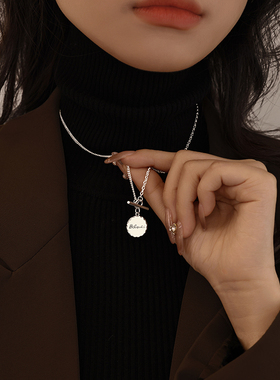 银奥女OT扣圆牌字母项链