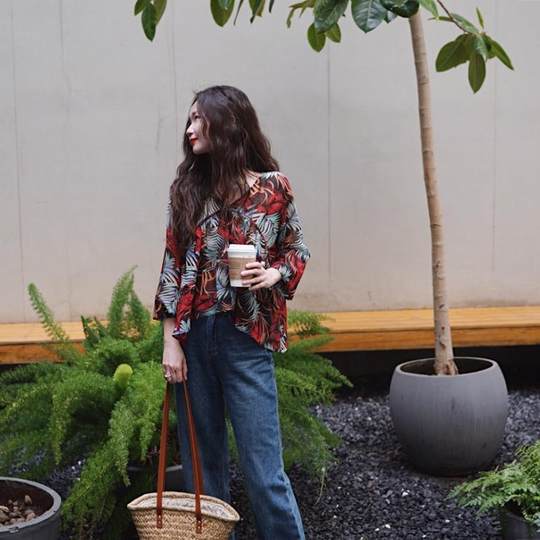 Красная блузка с защитой от солнца и тропическим принтом в стиле ретро