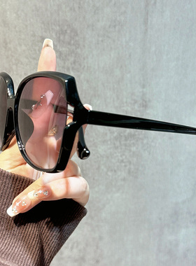 黑灰双色老花大框显年轻太阳镜