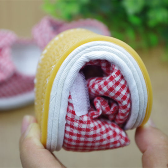 Los zapatos de tela de mil capas para bebé están hechos de puro algodón a cuadros hecho a mano.