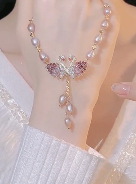 抖音2025年新款潮长款毛衣链设计感小众女秋冬天鹅仿天然淡水珍珠