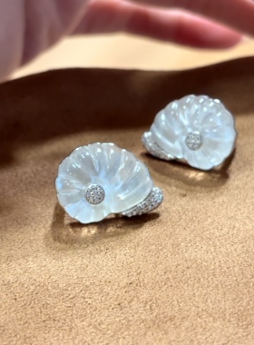 海螺耳夹，蓝色是绿松贴片，白水晶，白色的是白贝母贴片，白水晶