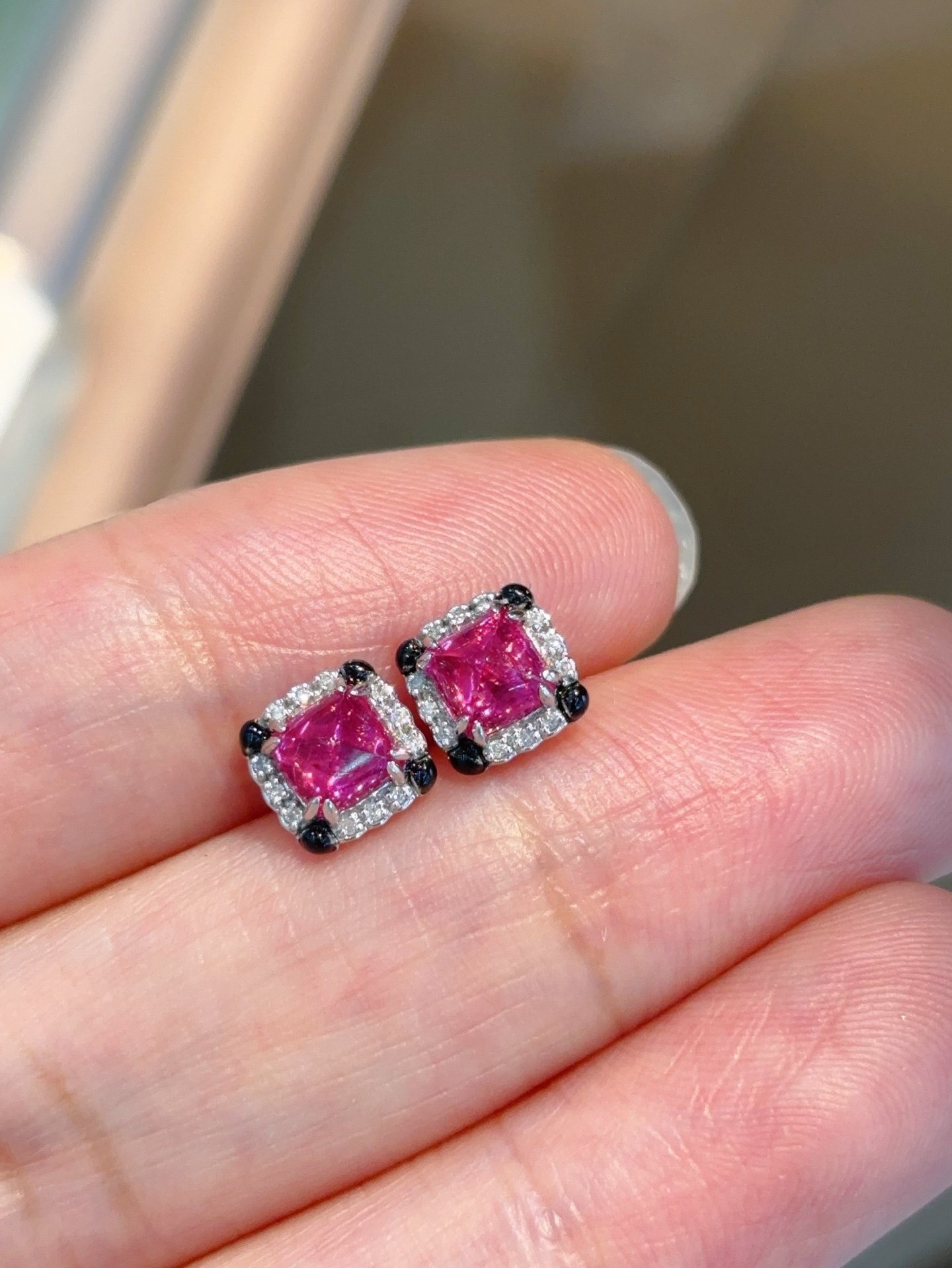 18K金镶嵌天然红碧玺耳钉 总重量: 1.48g主石: 0.85ct，钻石: 24p,淘宝优惠券,粉丝福利购,淘宝优惠卷