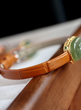 天然和田玉手链 颜色超美 玉质细腻 精工雕刻 搭配手工皮绳