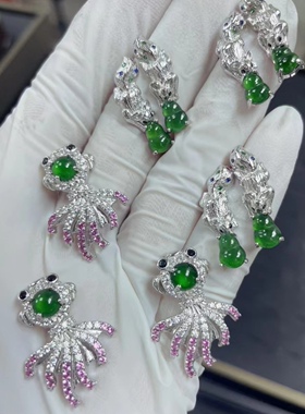 s925银镶天然翡翠小金鱼吊坠及松鼠耳钉