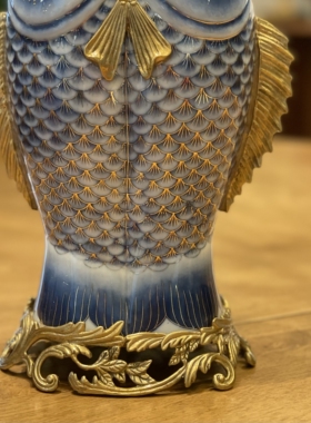 铜镶陶瓷年年有鱼青花瓷手绘摆件 18*14*31cm
