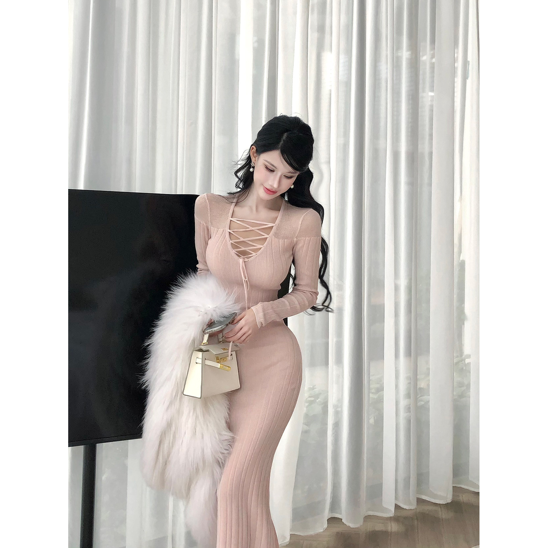 灰尘邓邓 V领针织连衣裙女2025冬季性感包臀裙开叉长裙内搭裙子,淘宝优惠券,粉丝福利购,淘宝优惠卷