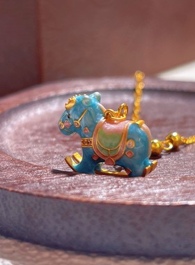 s925纯银镀金色新款珐琅彩色摇摇木马项链时尚国潮小马子锁骨链女