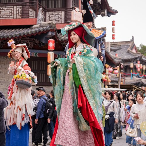 【2天1晚】双人横店影视城二日票+酒店1晚，5大园区享重复入园，加购儿童票100元/人 - 图1