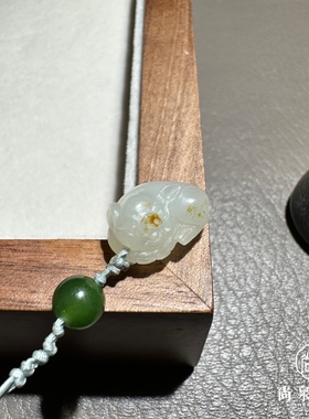 尚泉美玉2克小福猪包挂手机挂镶嵌项链新疆和田籽料洒金皮手工雕