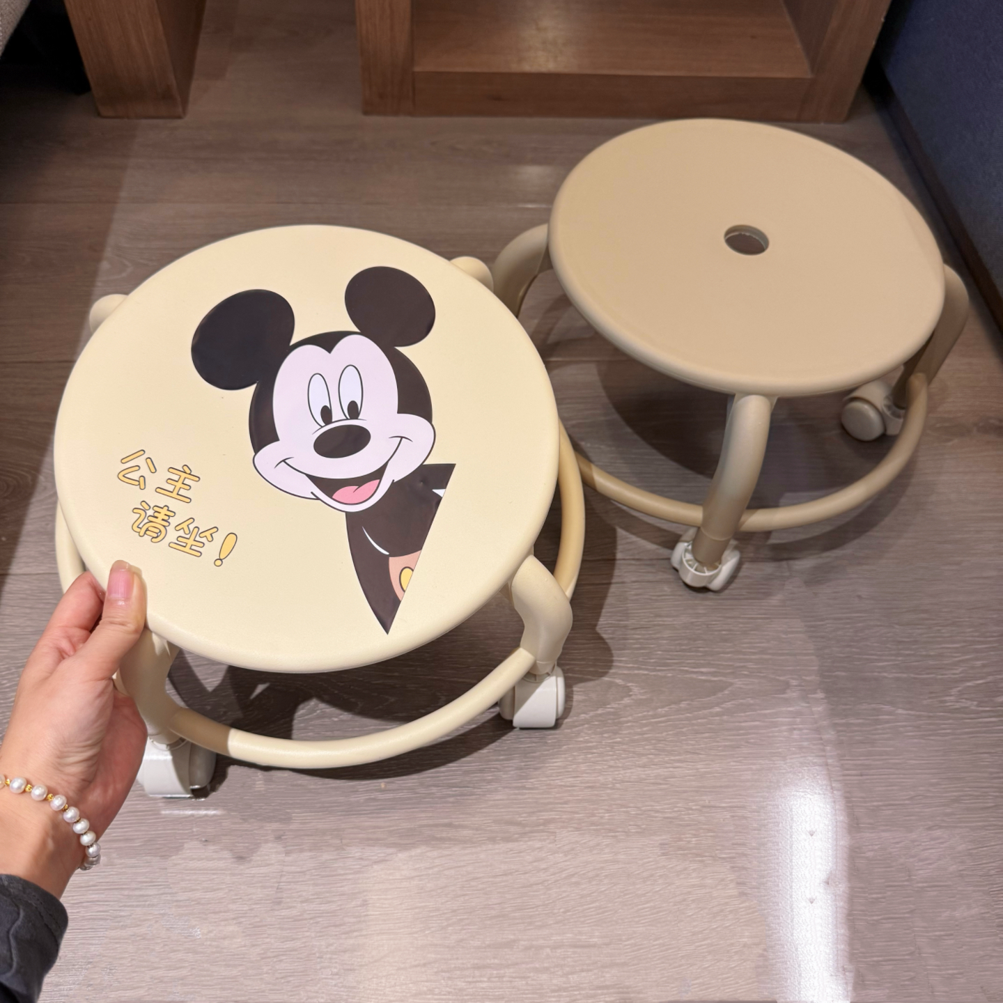 奶油风万向轮小凳子家用结实耐用小矮凳大人坐换鞋凳滑轮移动凳子 - 图3