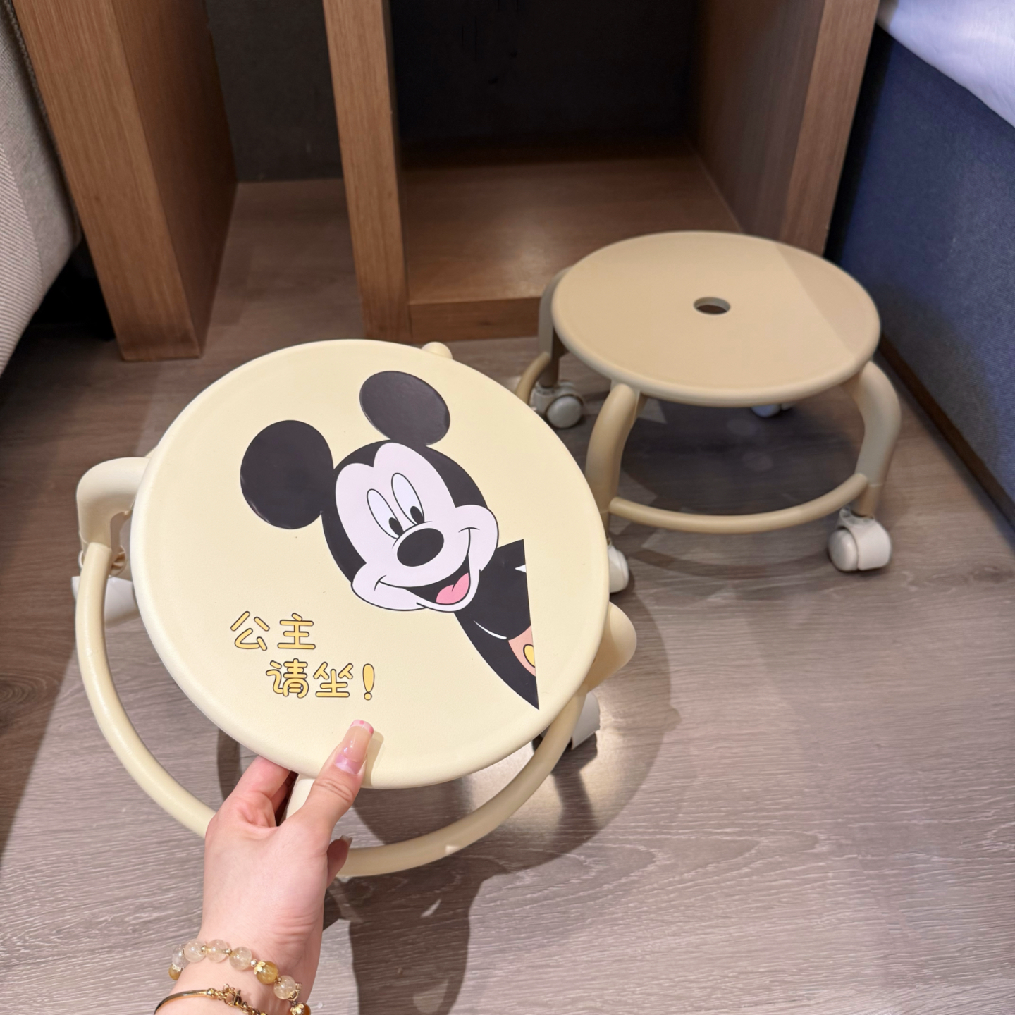 奶油风万向轮小凳子家用结实耐用小矮凳大人坐换鞋凳滑轮移动凳子 - 图0