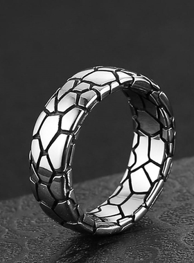 嘻哈男女钛钢复古凹槽龟裂纹戒指