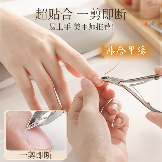 Vietnamese craftsmen hand-forged and killed skin cuts