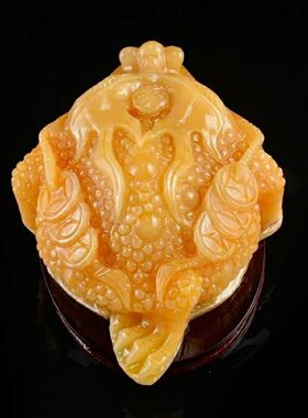 天然米黄玉三足金蟾招财摆件