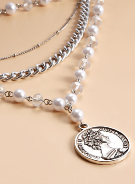 经典小黑裙小香风夸张配搭