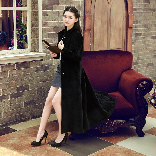 White mid-length cashmere coat slimming and slimming