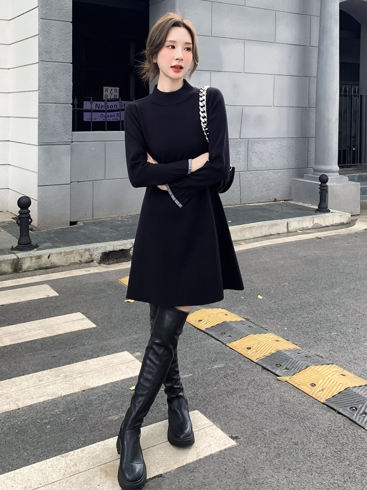 黑色针织连衣裙女秋冬内搭配大衣显瘦打底毛衣裙赫本风a字小黑裙 - 图0