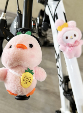 女生山地车粉色小鸭挂件玩偶
