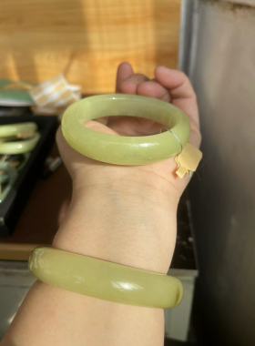 新疆和田玉黄玉手镯鸡油黄56圈口