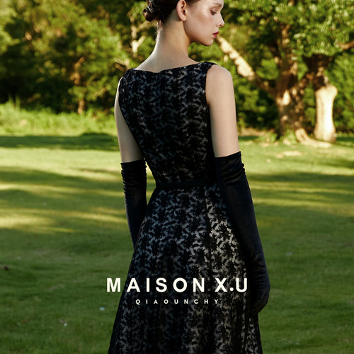 优雅姿态 MAISON X.U｜高定设计师品牌黑色精工蕾丝法式连衣裙 - 图2