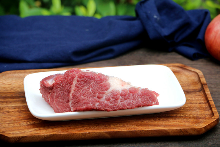 Plum pork, raw pork, fresh pork, upper part of pork leg, plum pork part 500g