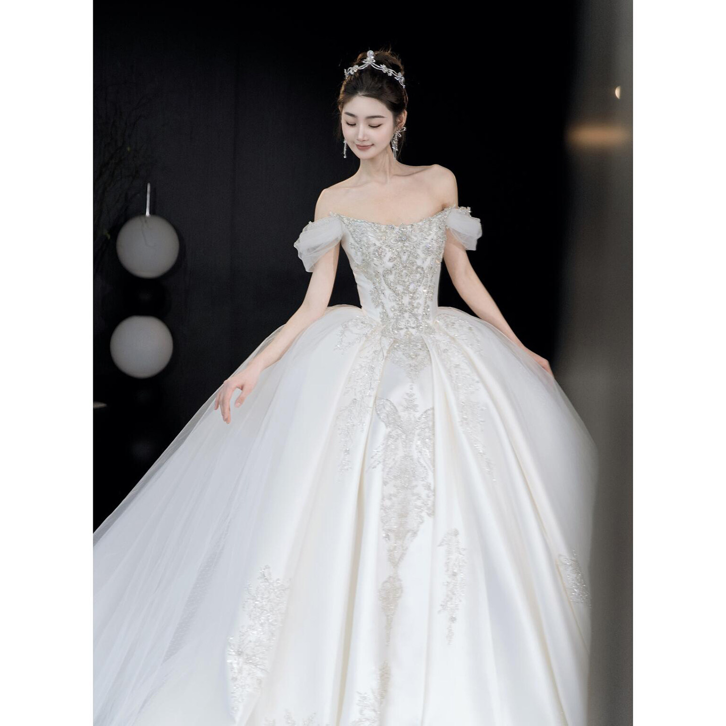 法式一字肩轻婚纱2025新款新娘轻奢小众高级质感拖尾主纱缎面重工,淘宝优惠券,粉丝福利购,淘宝优惠卷