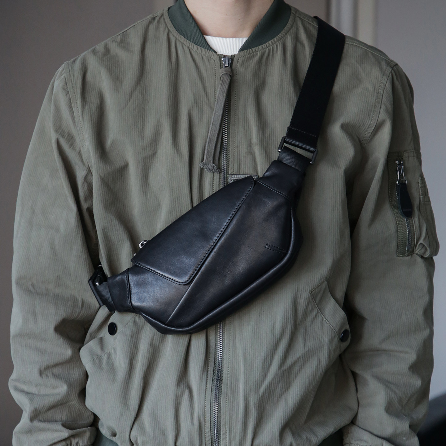 2025古造新款真皮男士胸包植鞣头层牛皮机车情侣款单肩斜挎背包女,淘宝优惠券,粉丝福利购,淘宝优惠卷