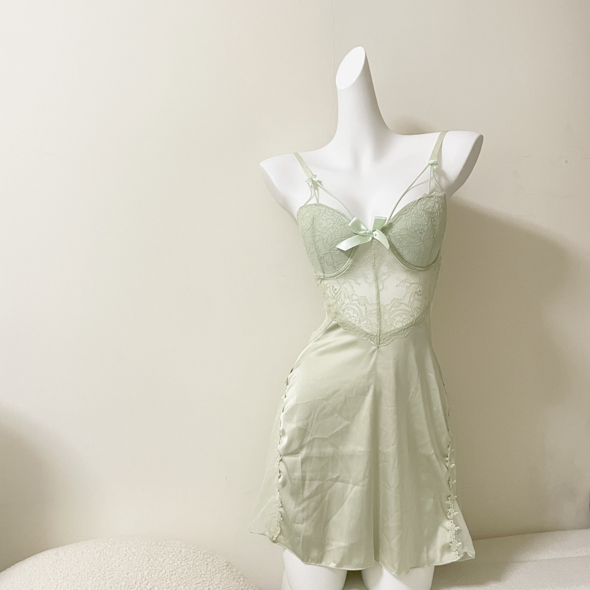 法式复古宫廷淡绿色性感吊带睡裙蕾丝绸缎拼接镂空透视露背私房裙