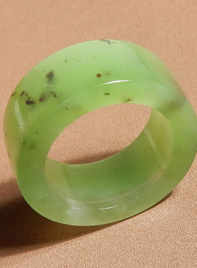 爆亏方言和田玉老坑俄罗斯乌兰海猕猴桃绿碧玉内径17mm戒指扳指s2