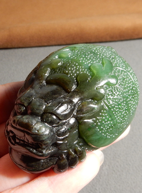 俄罗斯阳绿碧玉带糖色龙龟手把件