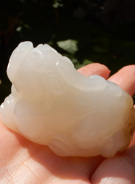 新疆油润且末糖羊脂白玉貔貅挂件