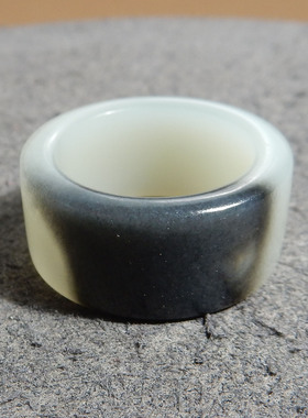 美滋滋方言和田玉精品新疆黑白分明意境青花籽料17mm戒指扳指w1