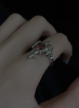嘻哈个性小众设计暗黑十字架开口戒指女爱心红色锆石潮酷时尚指环