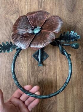 手作带锻造花朵毛巾和纸巾架套装