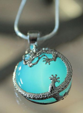 圆形龙环绕蛋白石蓝绿色夜光项链