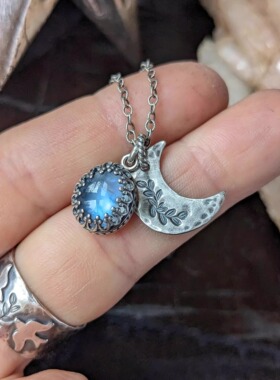 虹彩月光石镶嵌新月花丝纯银项链