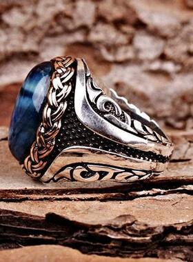 蓝色虎眼石镶嵌周年纪念雕刻戒指