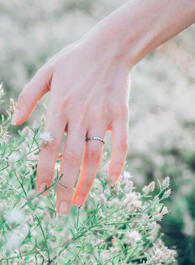 女士纯银镶嵌小宝石树皮V形戒指