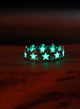 明亮夜空多颗小星星发光夜光戒指