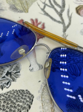 蓝色镜片银色金属飞行员太阳眼镜