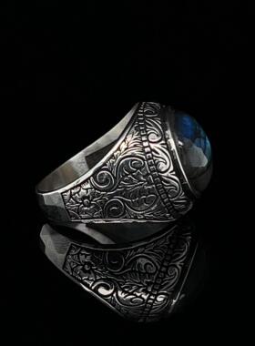 蓝色拉长石宝石镶嵌纯银雕刻戒指