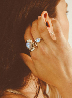 女纯银波西米亚天然月光石戒指