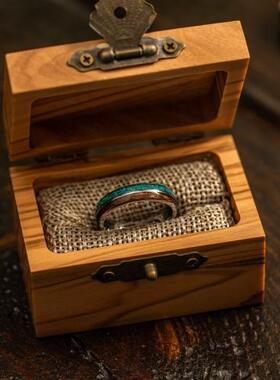 情侣蓝绿色蛋白石镶嵌戒指雕刻