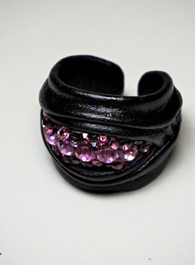 粉色水钻镶嵌黑色可调节真皮戒指