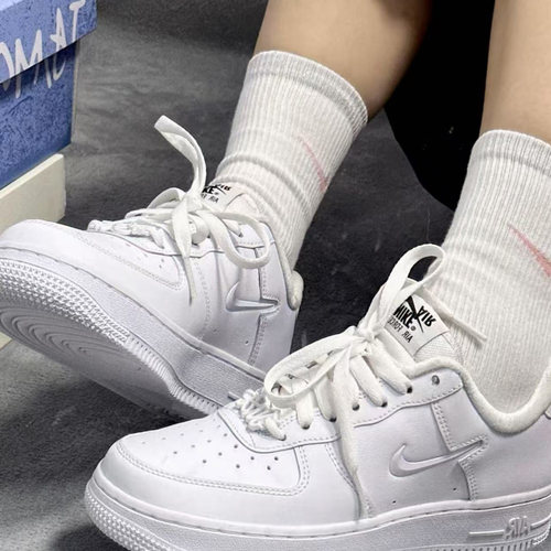 Nike Air Force 1 AF1空军一号女鞋情人节限量四钩白银女款板鞋 - 图1